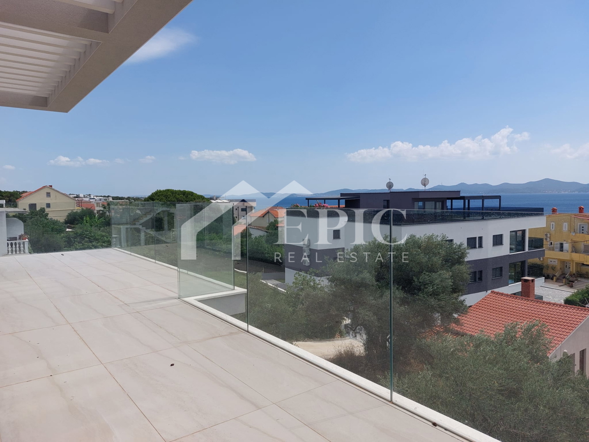 KOŽINO, ZADAR - TRISOBNO STANOVANJE S KROVNIM TERASO