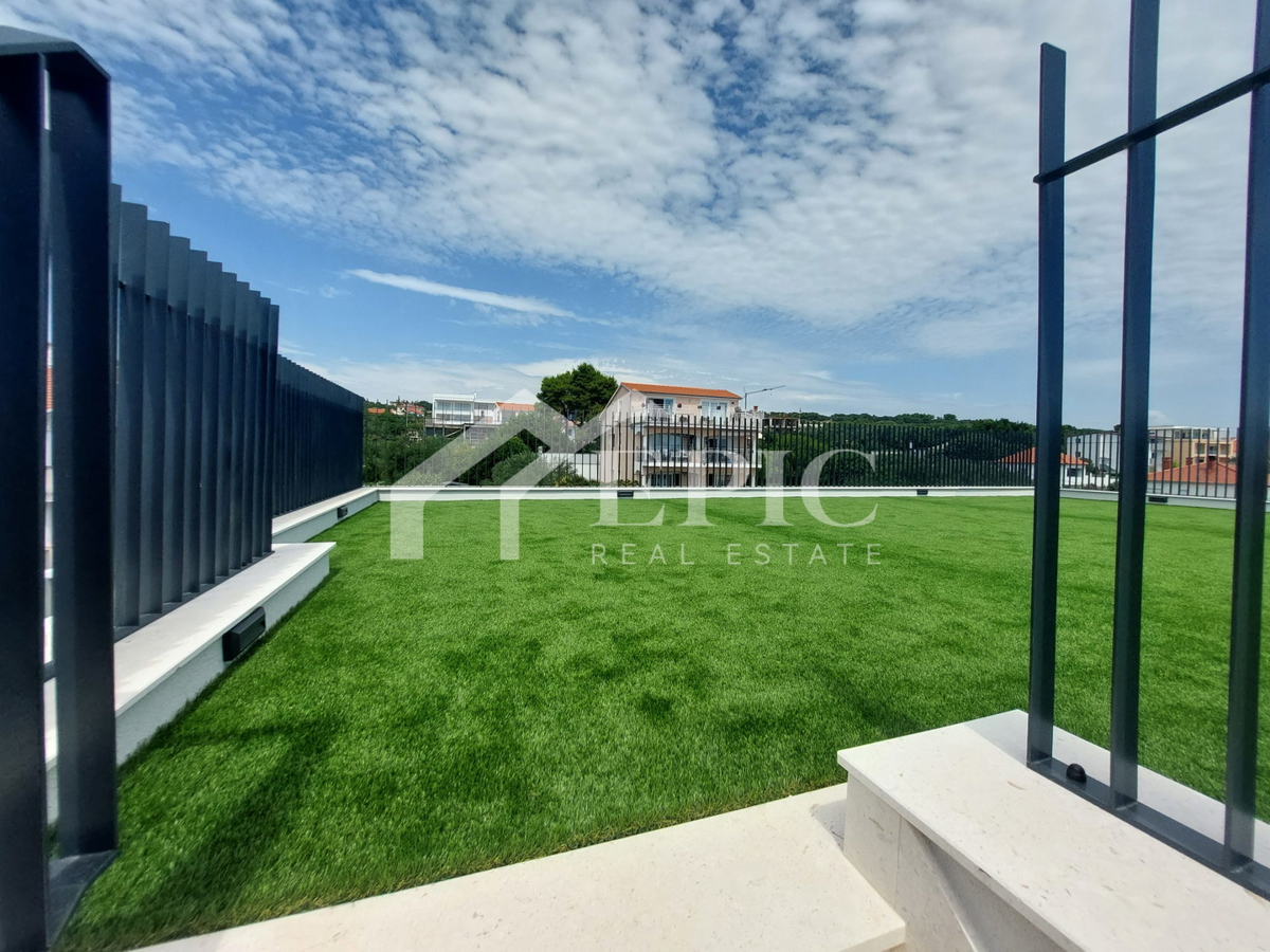 KOŽINO, ZADAR - TRISOBNO STANOVANJE S KROVNIM TERASO