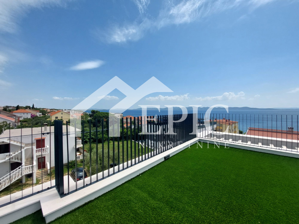 KOŽINO, ZADAR - TRISOBNO STANOVANJE S KROVNIM TERASO