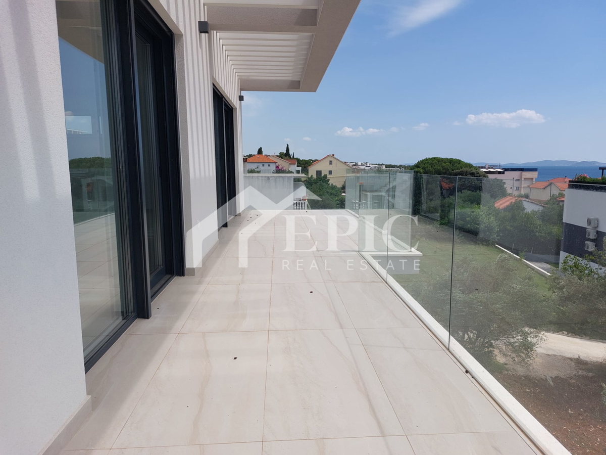 KOŽINO, ZADAR - TRISOBNO STANOVANJE S KROVNIM TERASO