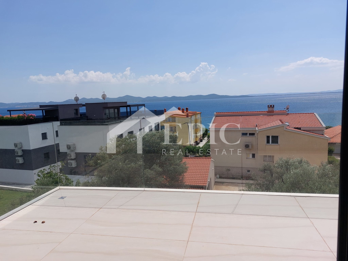 KOŽINO, ZADAR - TRISOBNO STANOVANJE S KROVNIM TERASO