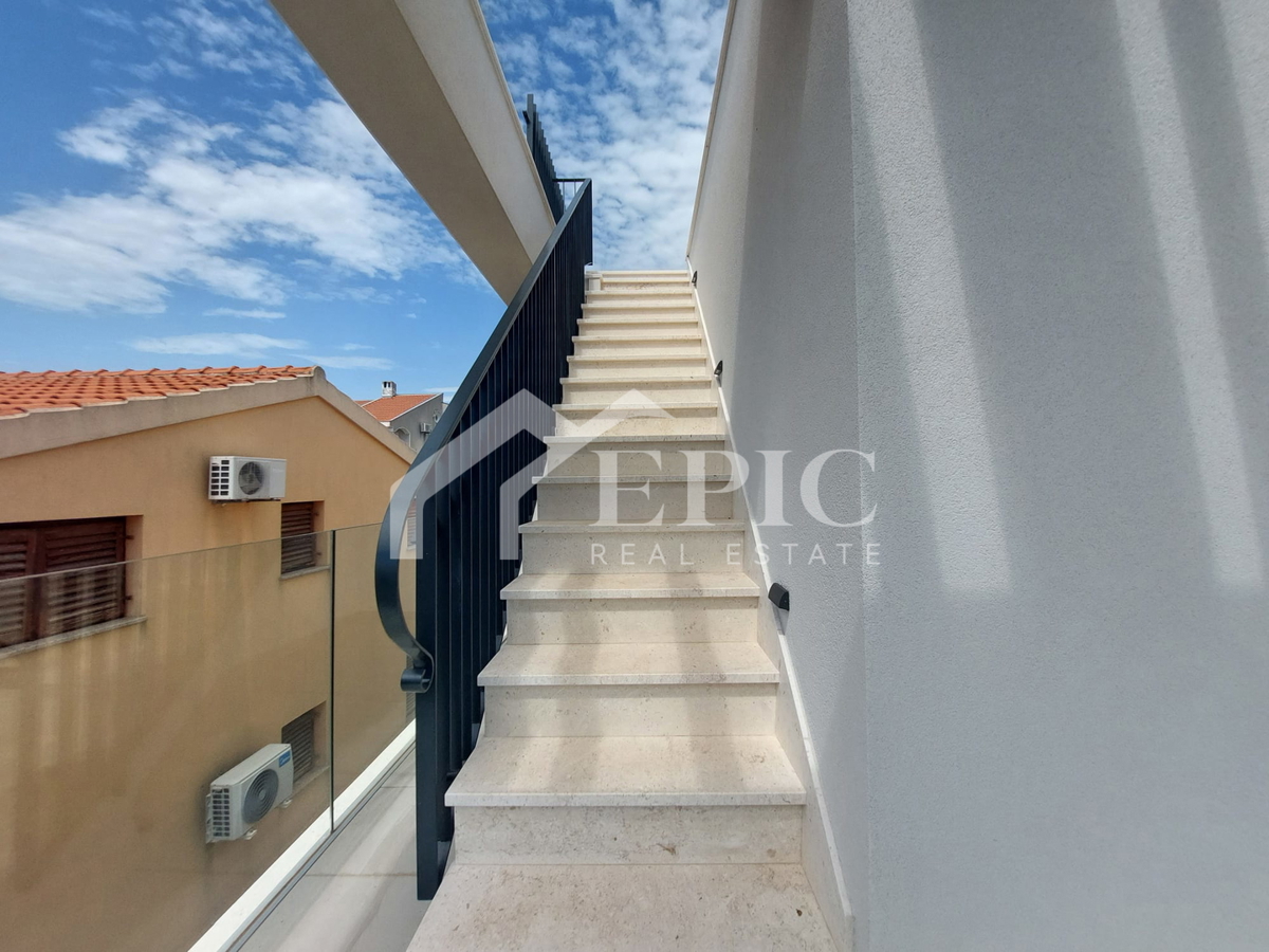 KOŽINO, ZADAR - TRISOBNO STANOVANJE S KROVNIM TERASO