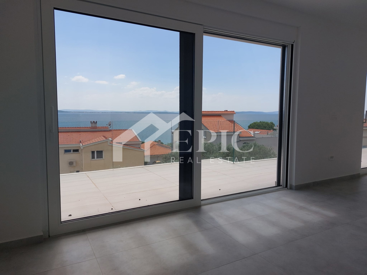 KOŽINO, ZADAR - TRISOBNO STANOVANJE S KROVNIM TERASO