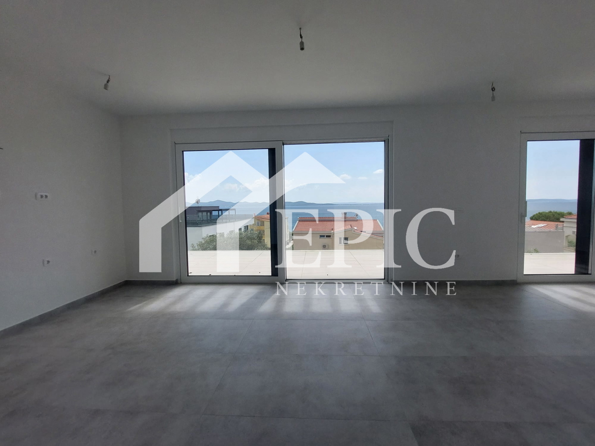 KOŽINO, ZADAR - TRISOBNO STANOVANJE S KROVNIM TERASO