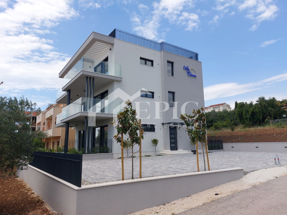 KOŽINO, ZADAR - TRISOBNO STANOVANJE S KROVNIM TERASO