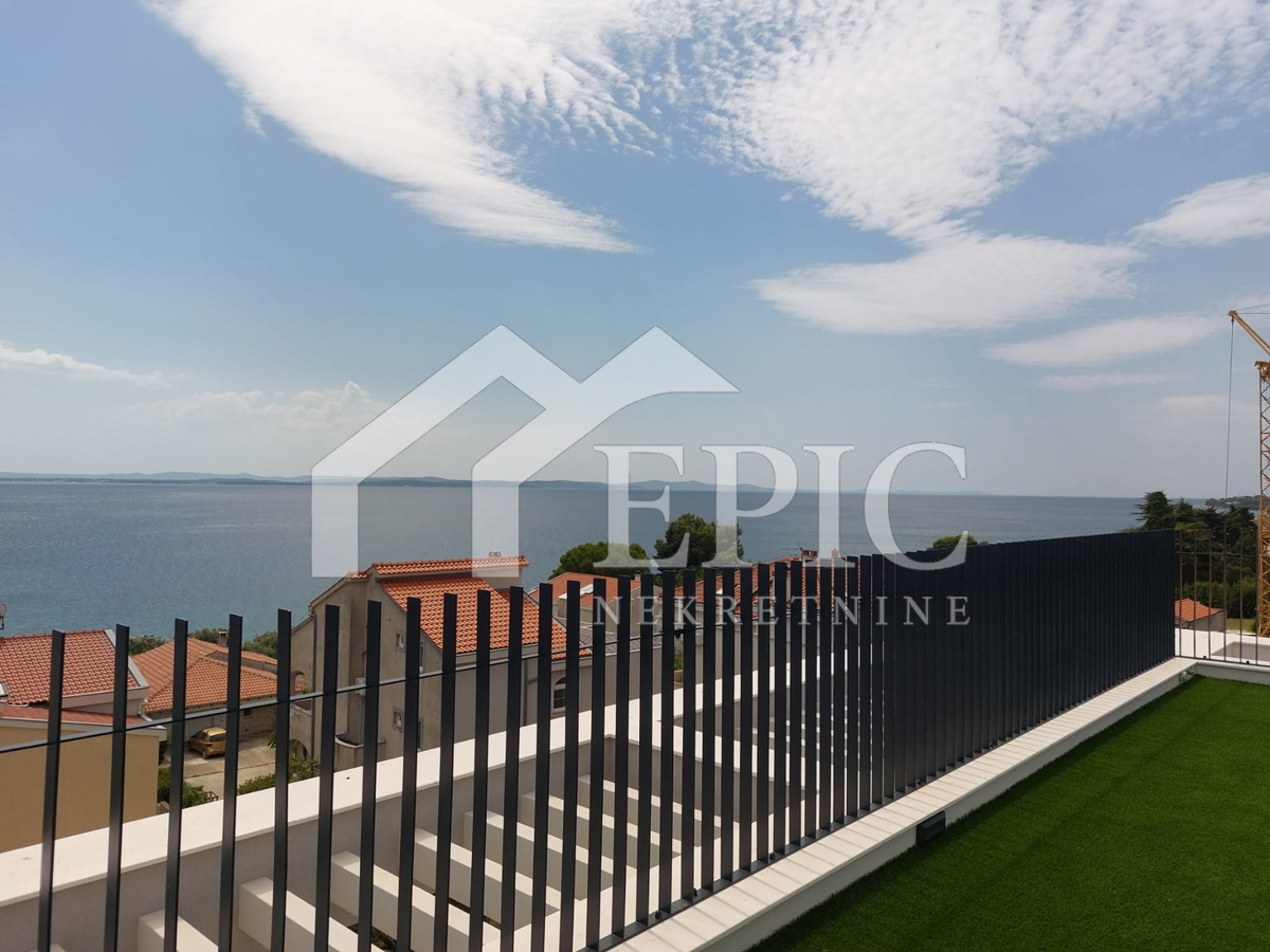 KOŽINO, ZADAR - TRISOBNO STANOVANJE S KROVNIM TERASO