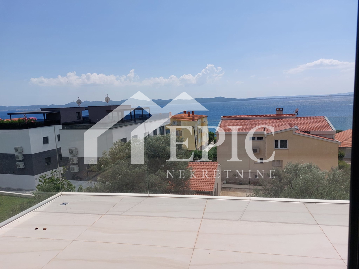 KOŽINO, ZADAR - TRISOBNO STANOVANJE S KROVNIM TERASO