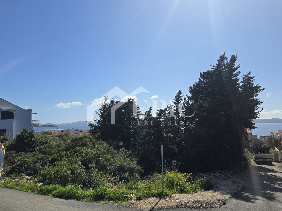 ATRAKTIVNO ZEMLJIŠČE - DIKLO, ZADAR