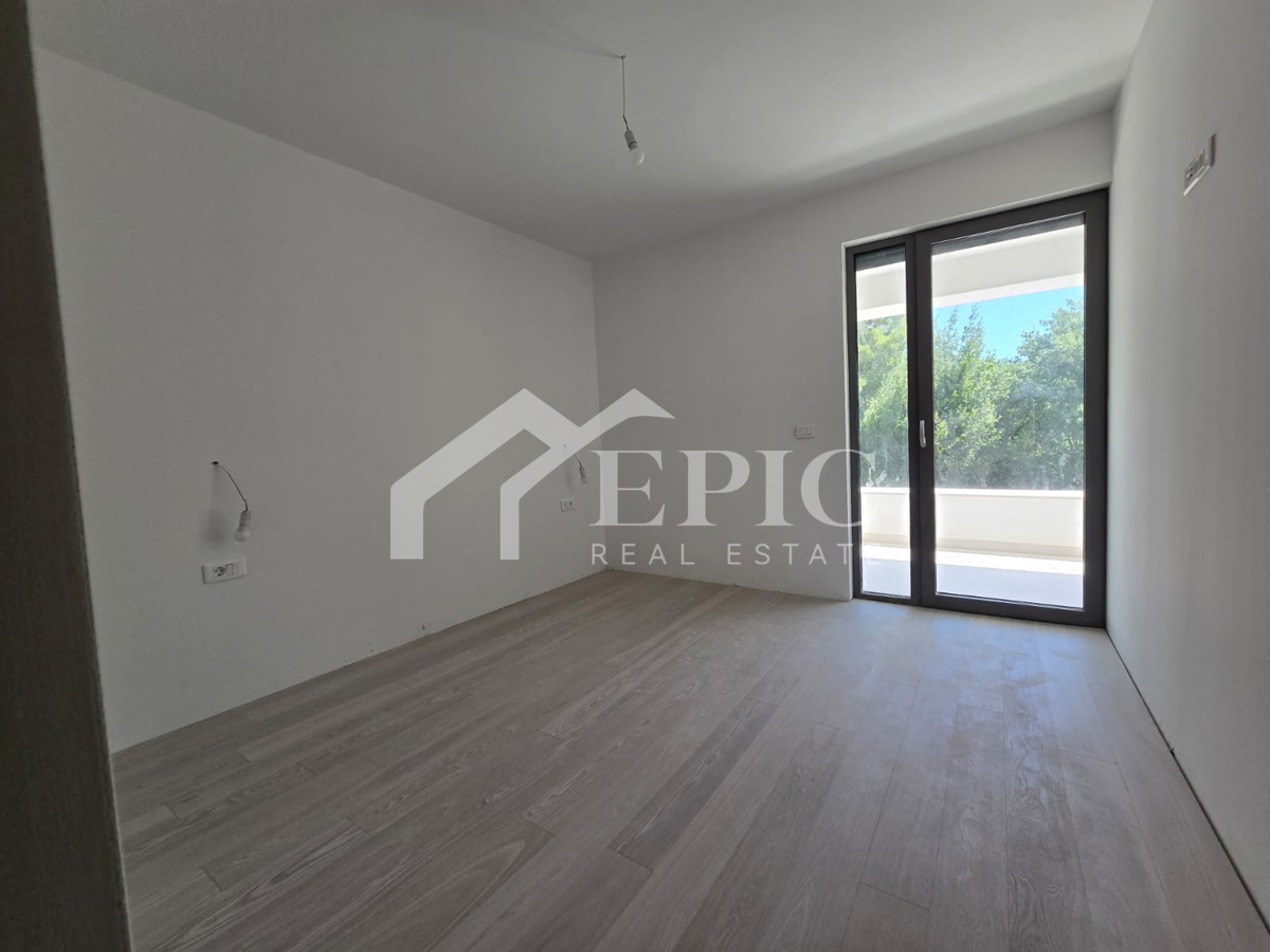 EKSKLUZIVNO STANOVANJE 500 M OD MORJA - POPOLNA PRILOŽNOST ZA ŽIVLJENJE ALI POČITNICE