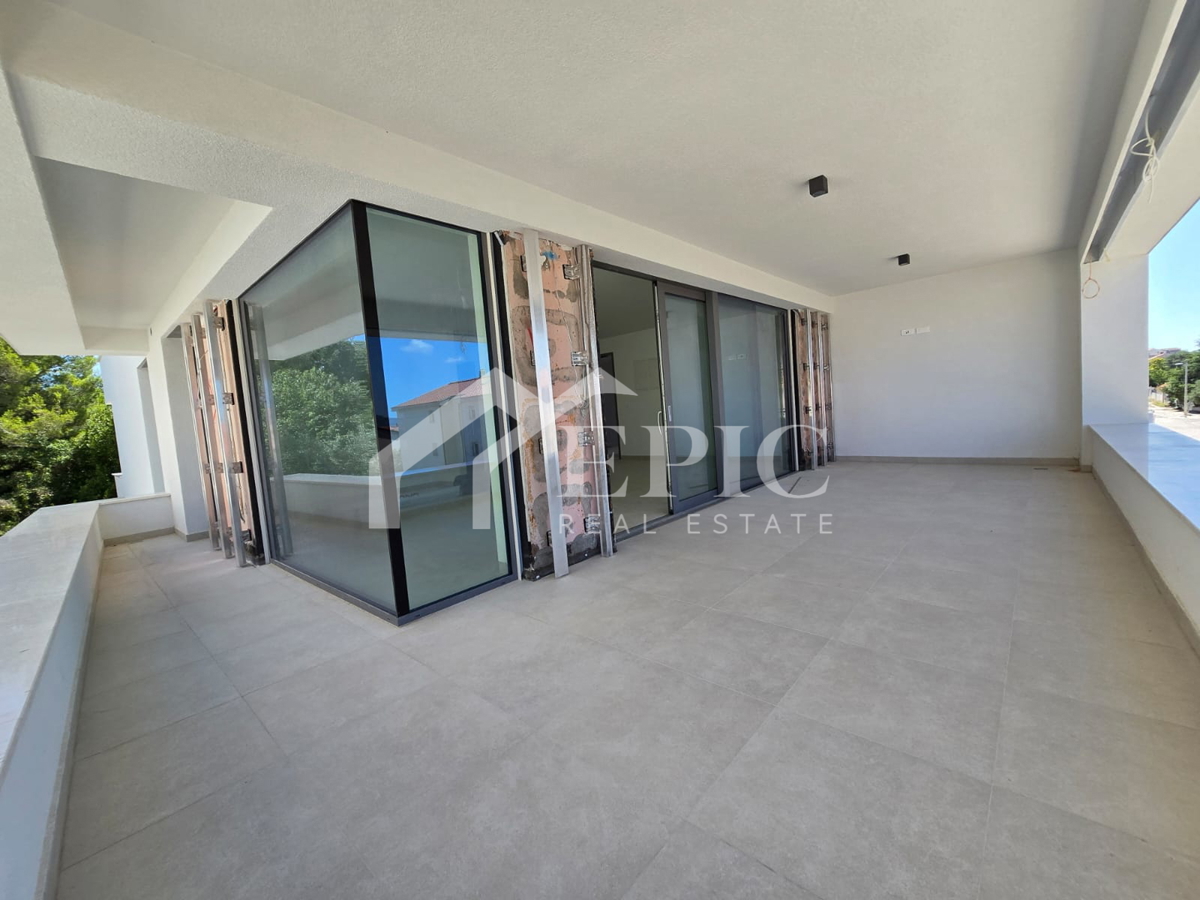 EKSKLUZIVNO STANOVANJE 500 M OD MORJA - POPOLNA PRILOŽNOST ZA ŽIVLJENJE ALI POČITNICE