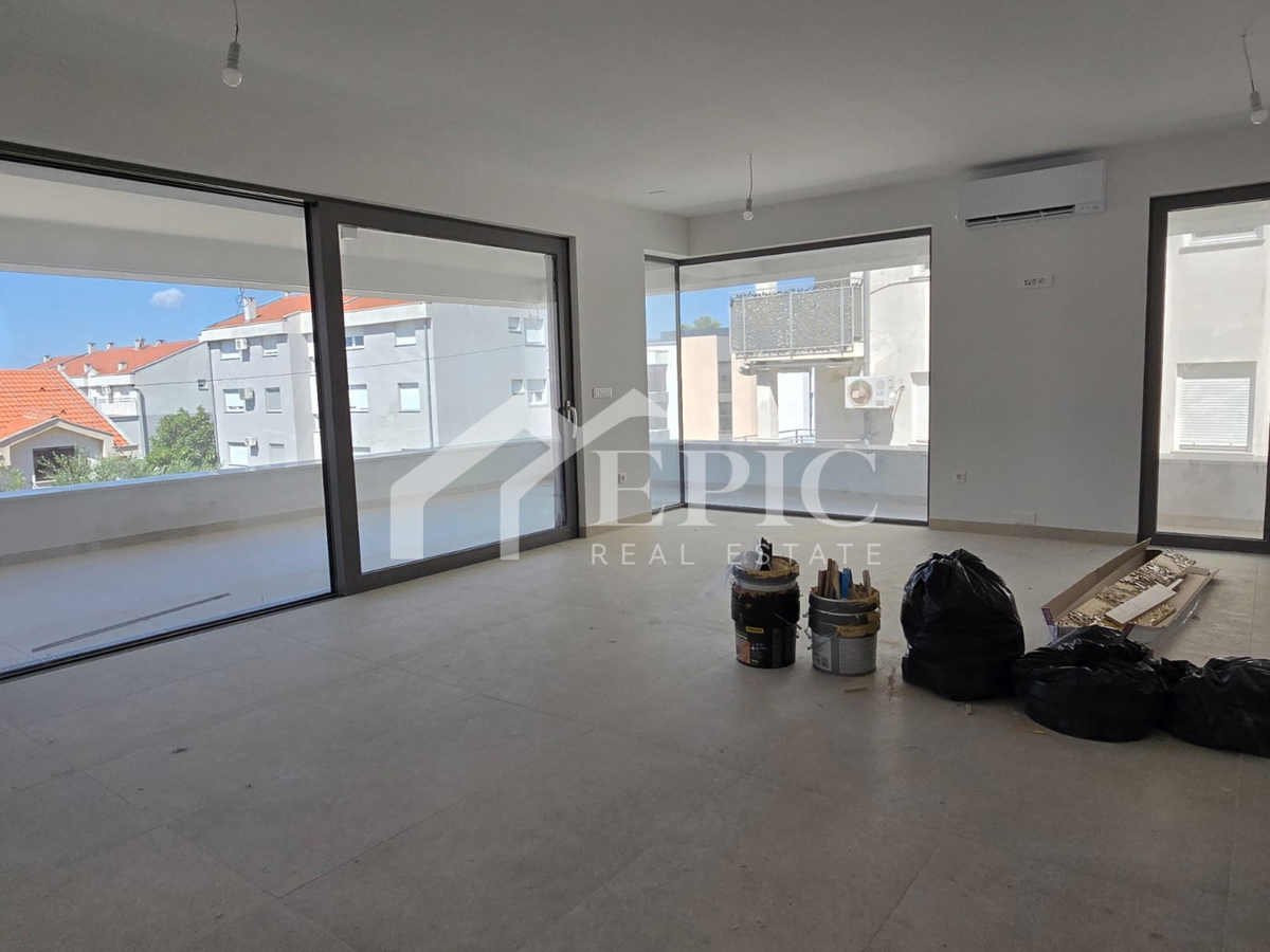 EKSKLUZIVNO STANOVANJE 500 M OD MORJA - POPOLNA PRILOŽNOST ZA ŽIVLJENJE ALI POČITNICE