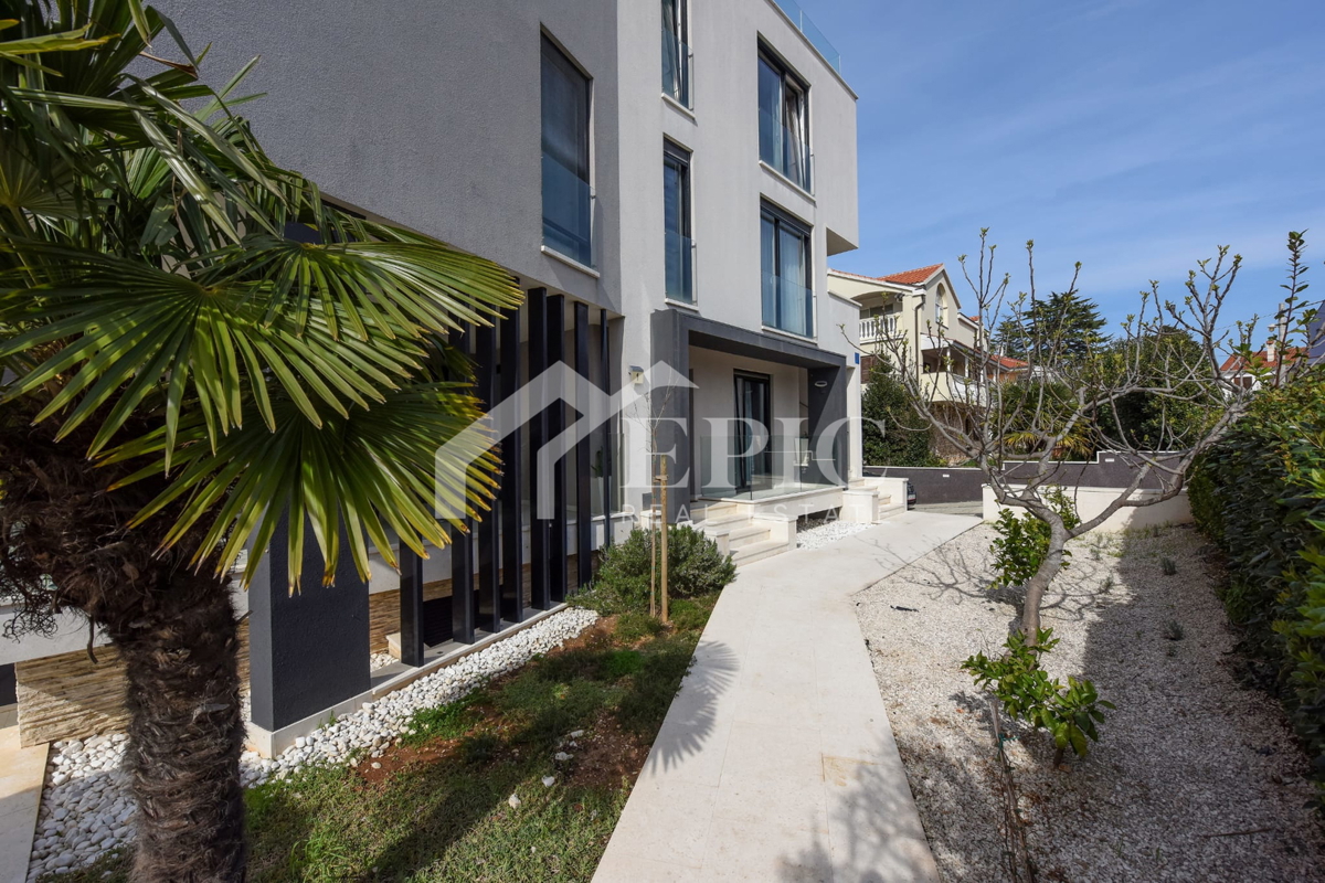 DIKLO - ATRAKTIVNO STANOVANJE, 150 M OD PLAŽE