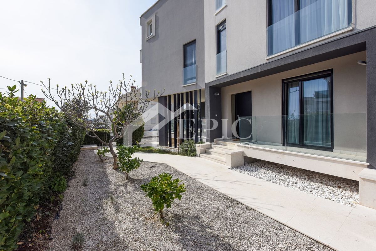 DIKLO - ATRAKTIVNO STANOVANJE, 150 M OD PLAŽE