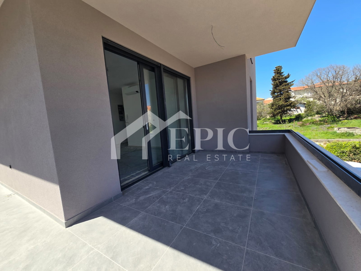 DIKLO, STANOVANJE V 2. NADSTROPJU, 50 m OD MORJA