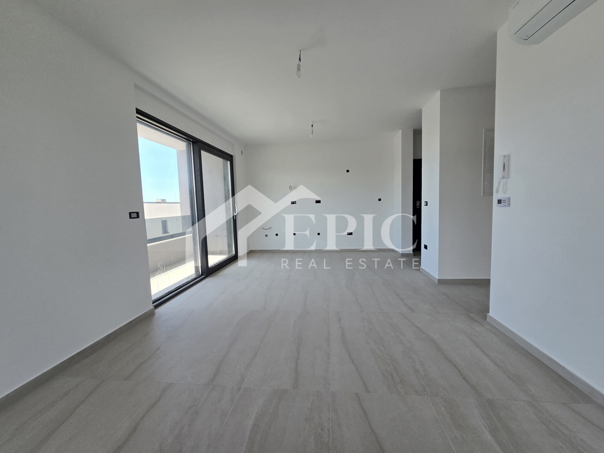 DIKLO, STANOVANJE V 2. NADSTROPJU, 50 m OD MORJA