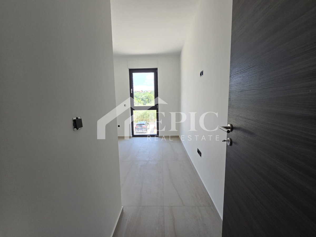 DIKLO, STANOVANJE V 2. NADSTROPJU, 50 m OD MORJA