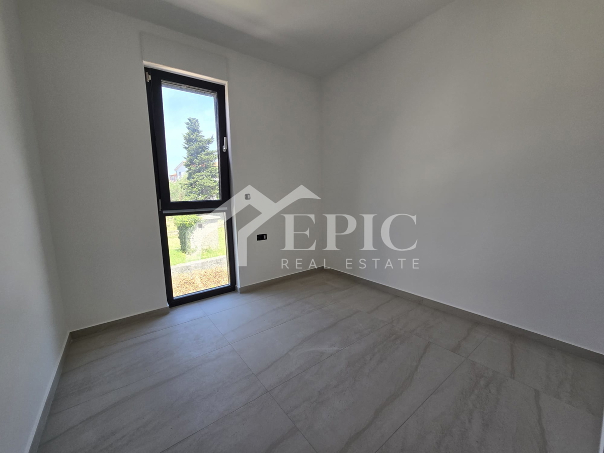 DIKLO, STANOVANJE V 2. NADSTROPJU, 50 m OD MORJA