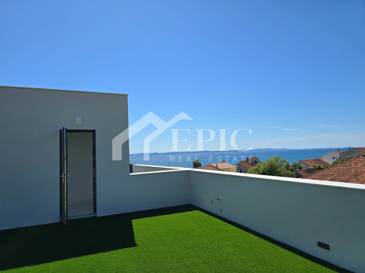 DIKLO, STANOVANJE V 2. NADSTROPJU, 50 m OD MORJA