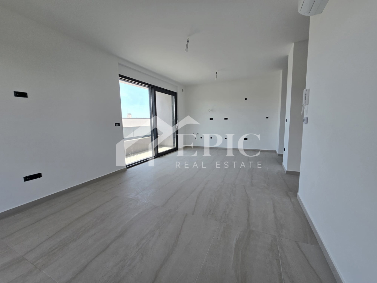 DIKLO, STANOVANJE V 2. NADSTROPJU, 50 m OD MORJA