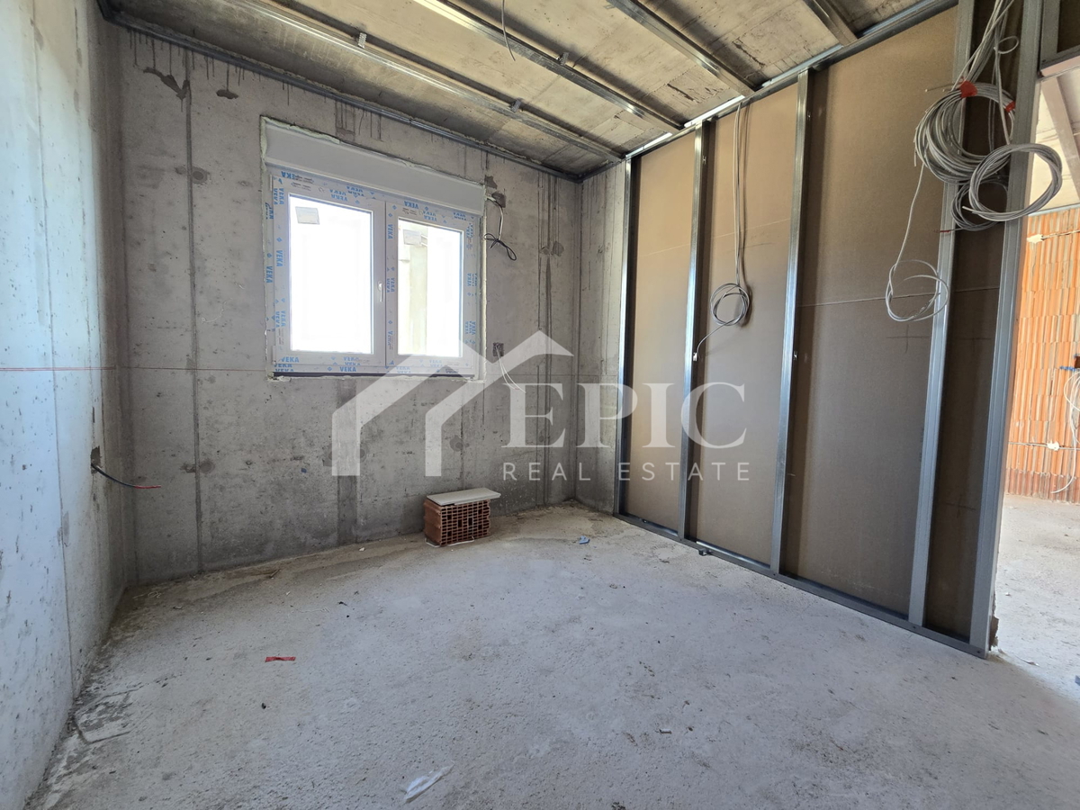 TROSOBNO STANOVANJE V 1. NADSTROPJU, PLOVANIJA