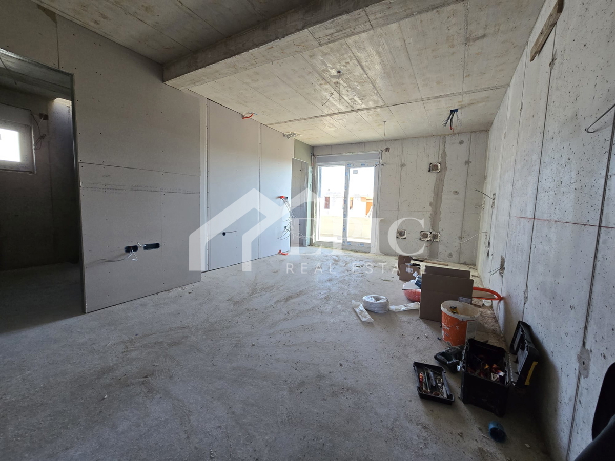 TROSOBNO STANOVANJE V 1. NADSTROPJU, PLOVANIJA