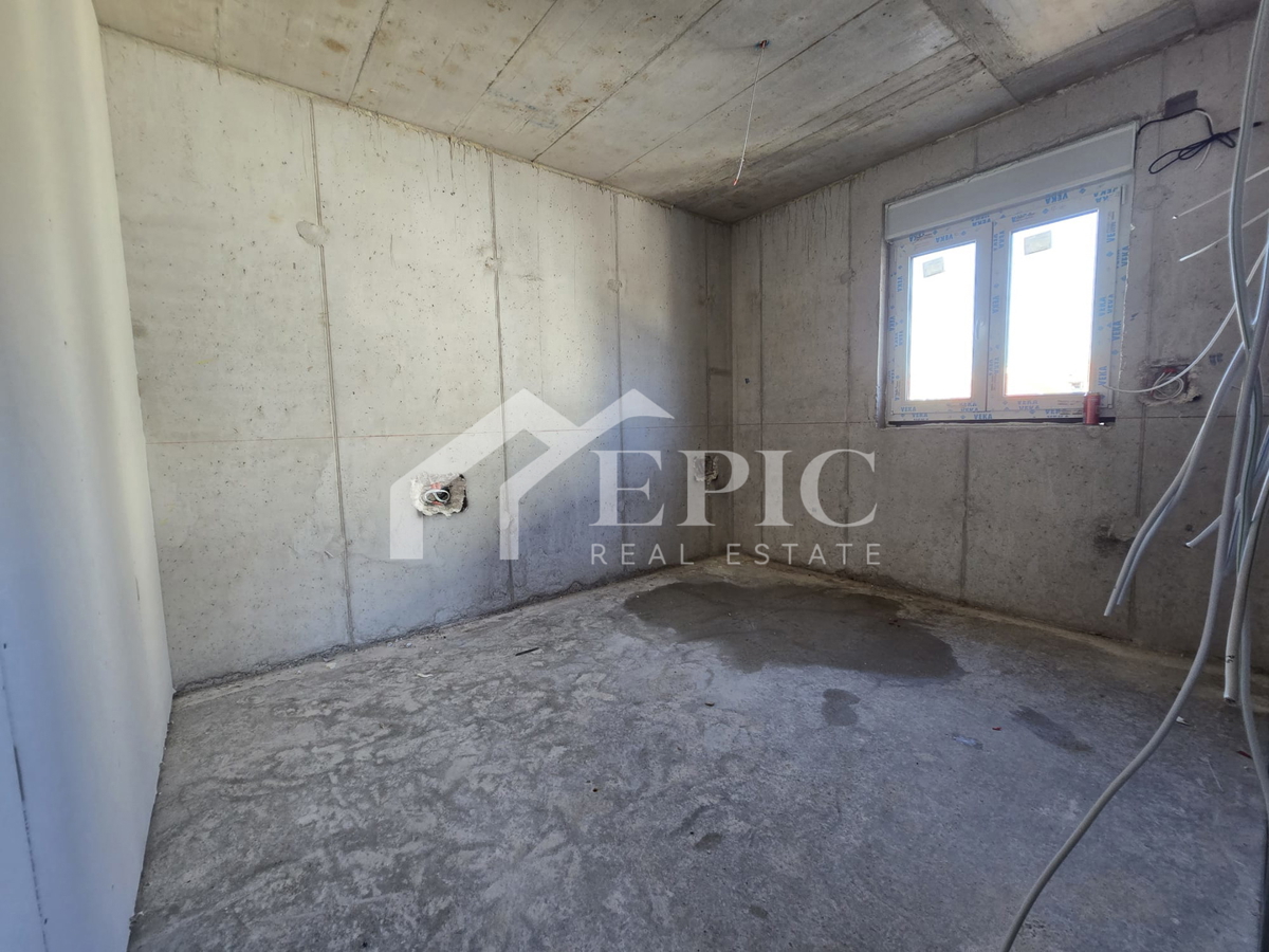 TROSOBNO STANOVANJE V 1. NADSTROPJU, PLOVANIJA