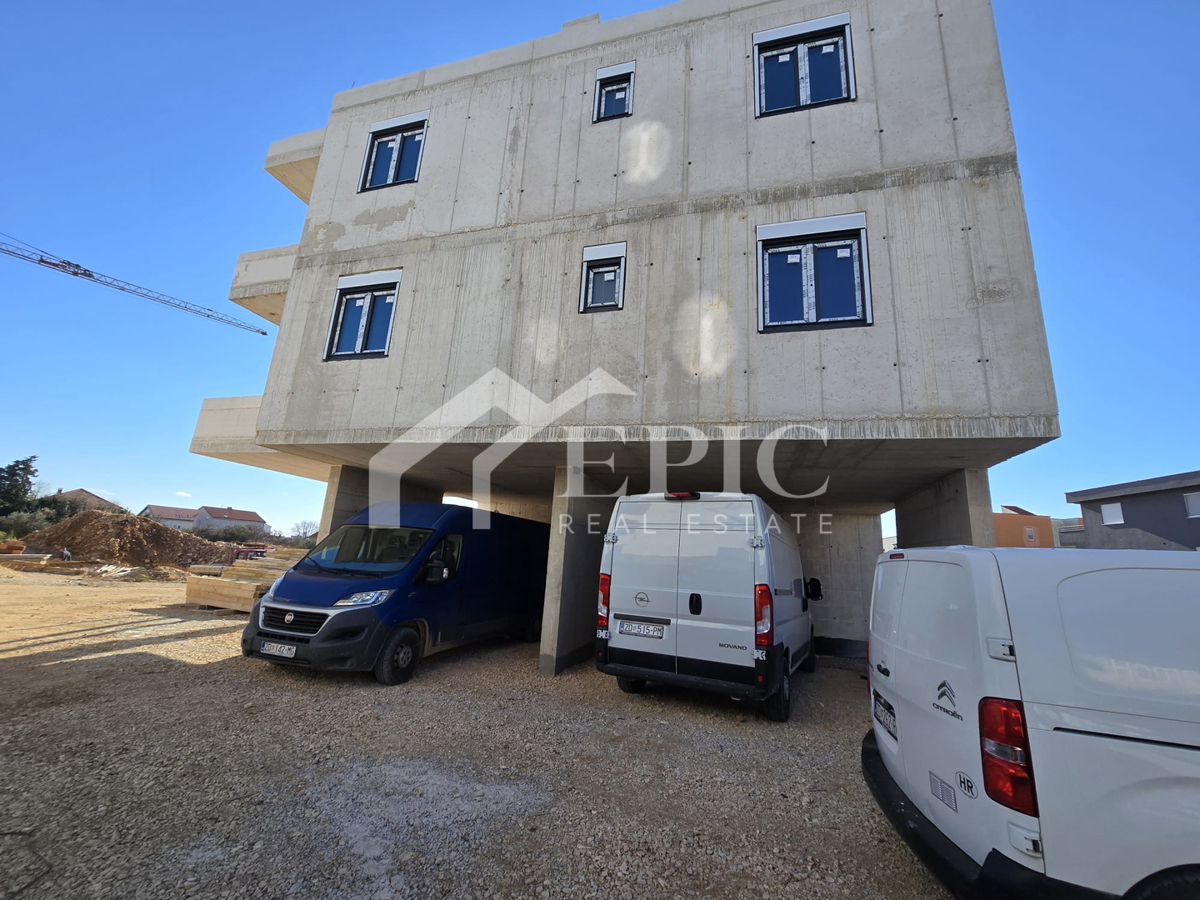 TROSOBNO STANOVANJE V 1. NADSTROPJU, PLOVANIJA