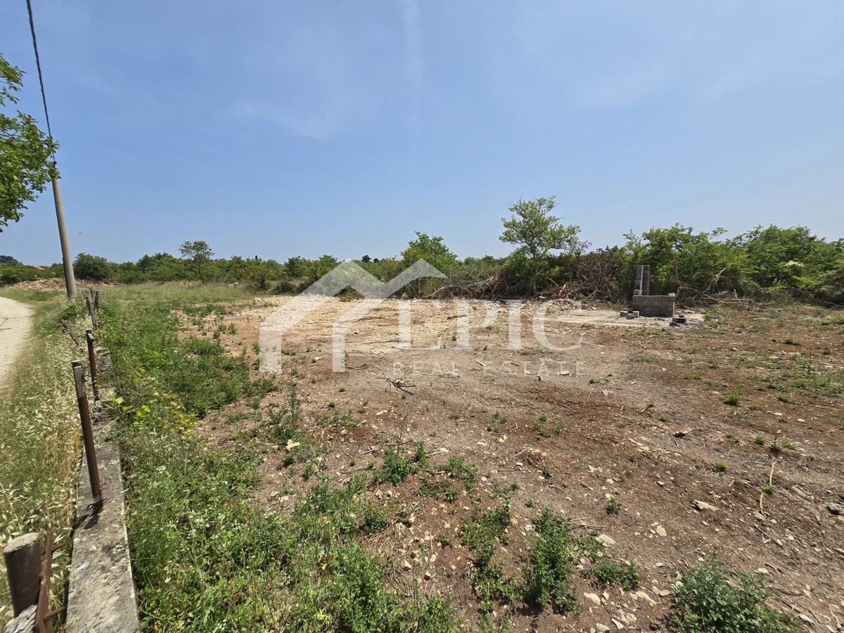 GRADBENI PARCELA V BLIŽINI ZADRA