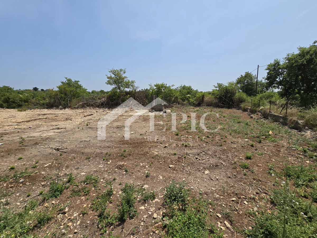 GRADBENI PARCELA V BLIŽINI ZADRA