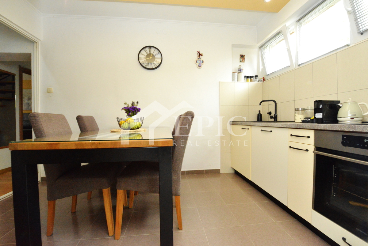 Prostorno dvonadstropno stanovanje na Kolovarah