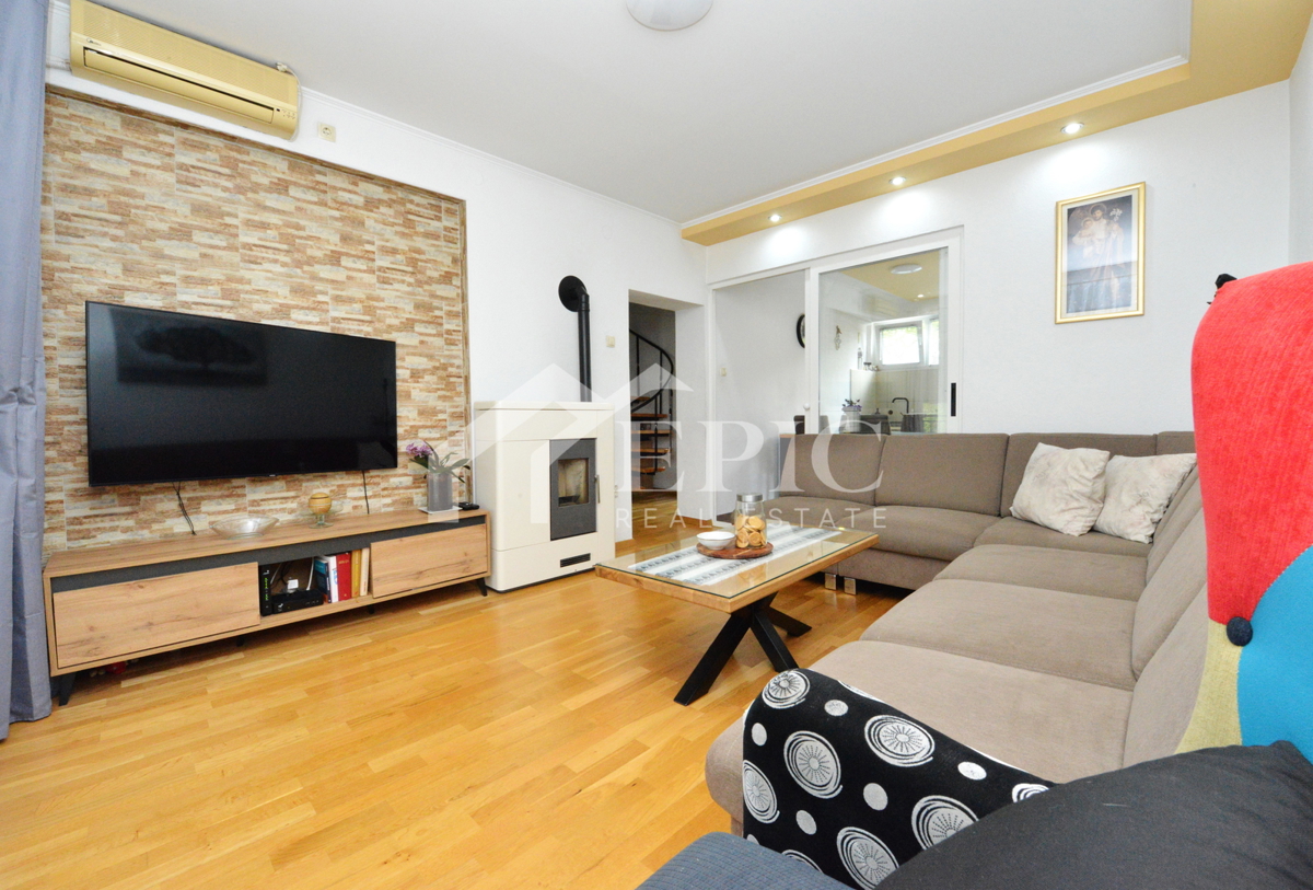 Prostorno dvonadstropno stanovanje na Kolovarah