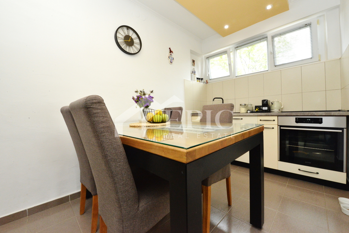 Prostorno dvonadstropno stanovanje na Kolovarah