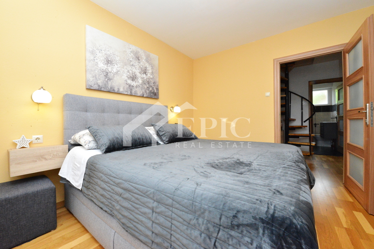 Prostorno dvonadstropno stanovanje na Kolovarah