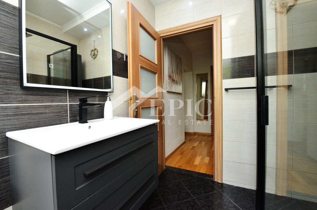 Prostorno dvonadstropno stanovanje na Kolovarah