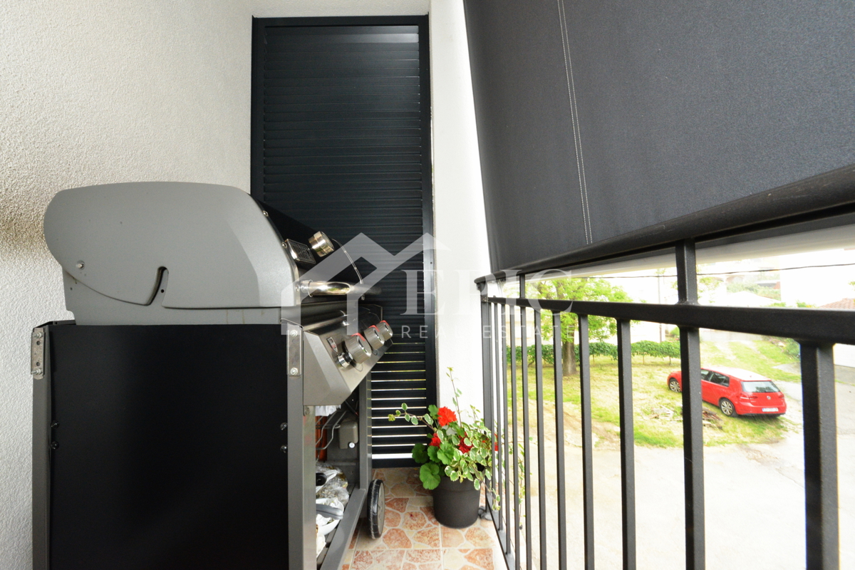 Prostorno dvonadstropno stanovanje na Kolovarah