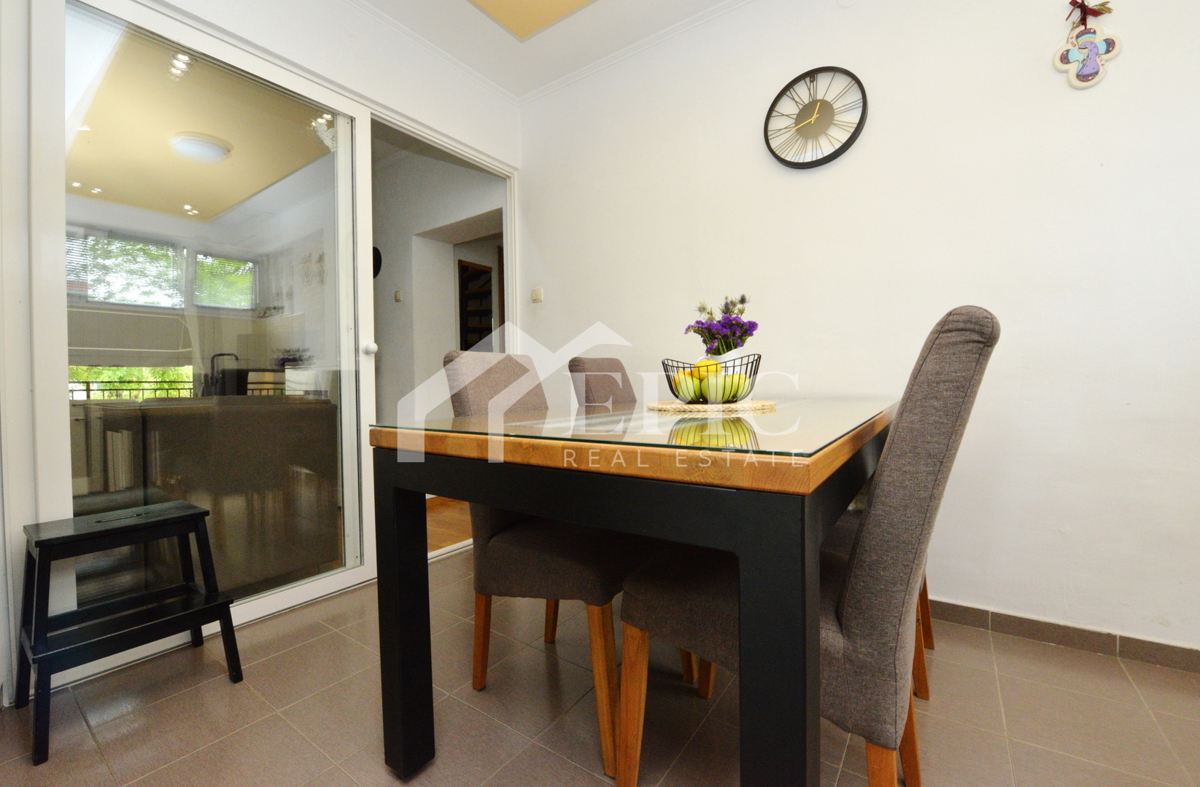 Prostorno dvonadstropno stanovanje na Kolovarah