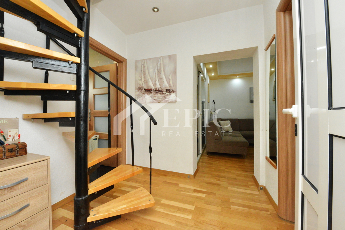 Prostorno dvonadstropno stanovanje na Kolovarah