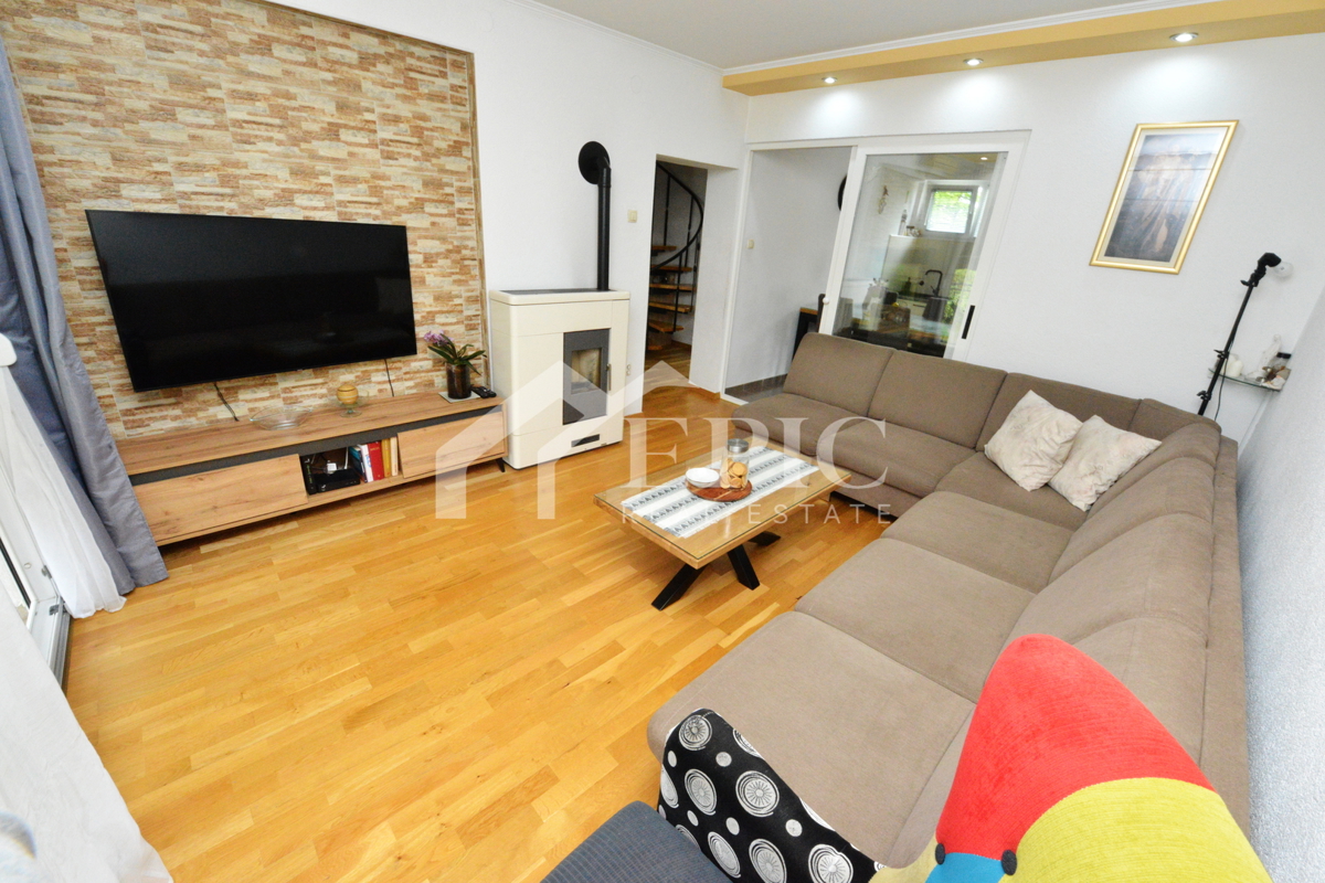 Prostorno dvonadstropno stanovanje na Kolovarah