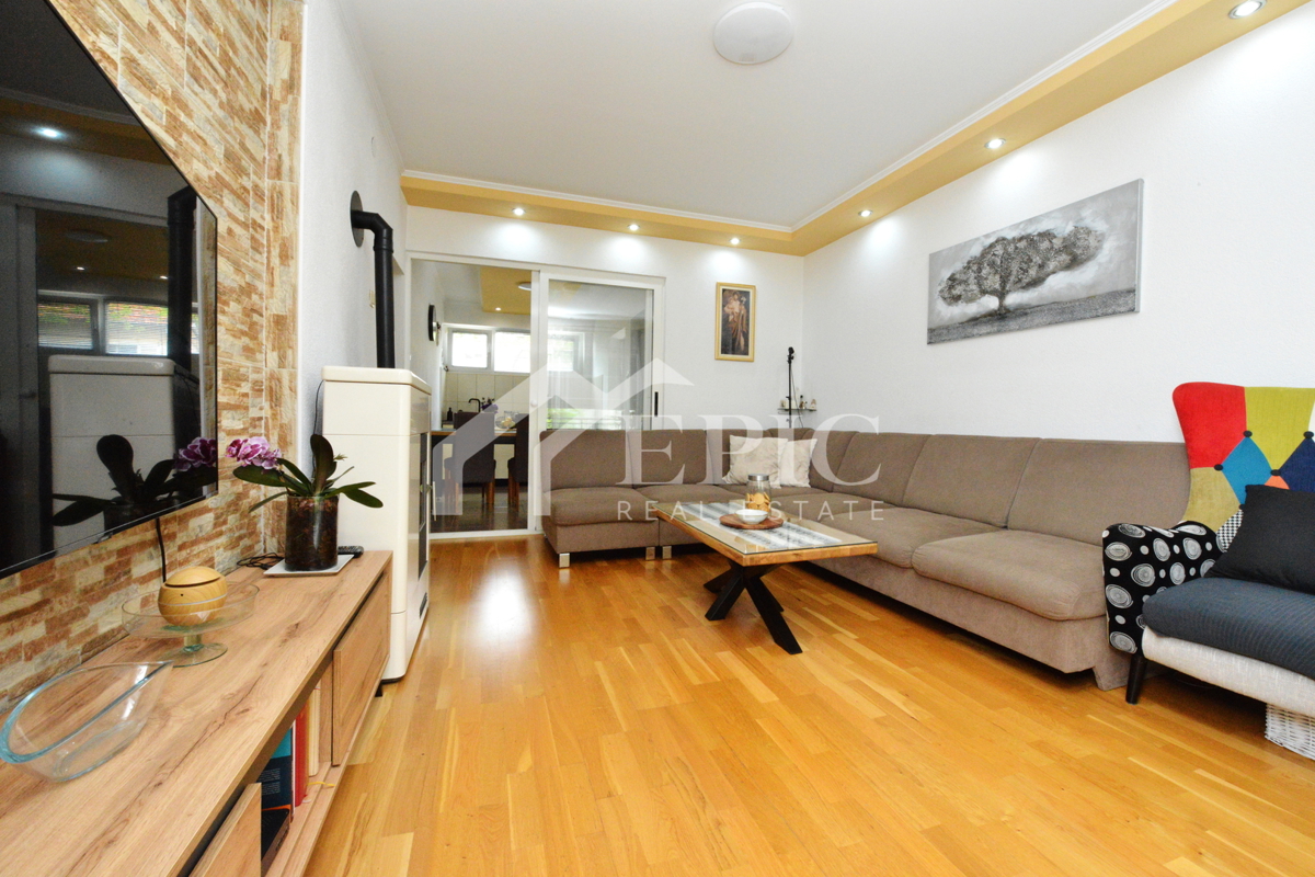 Prostorno dvonadstropno stanovanje na Kolovarah