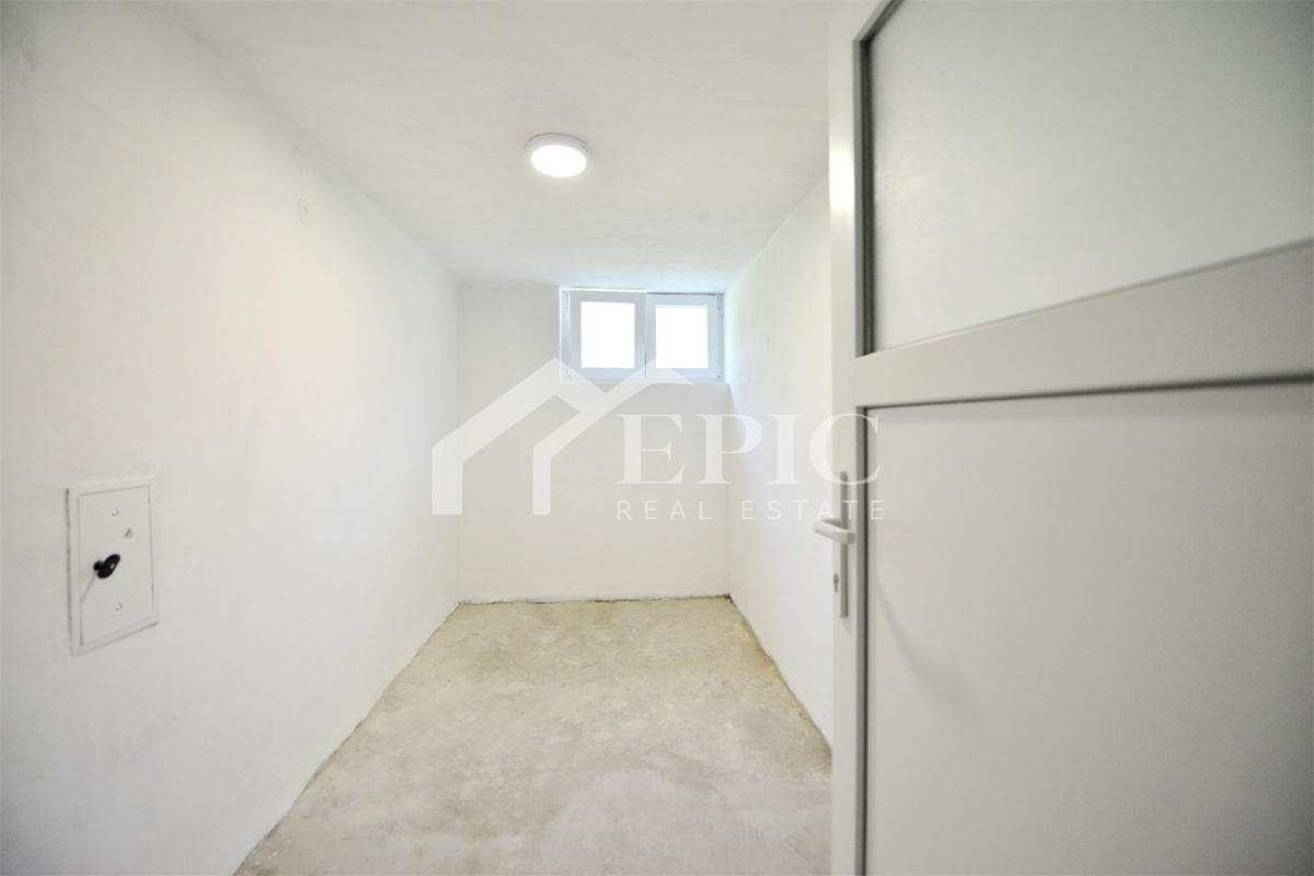 Prostorno dvonadstropno stanovanje na Kolovarah