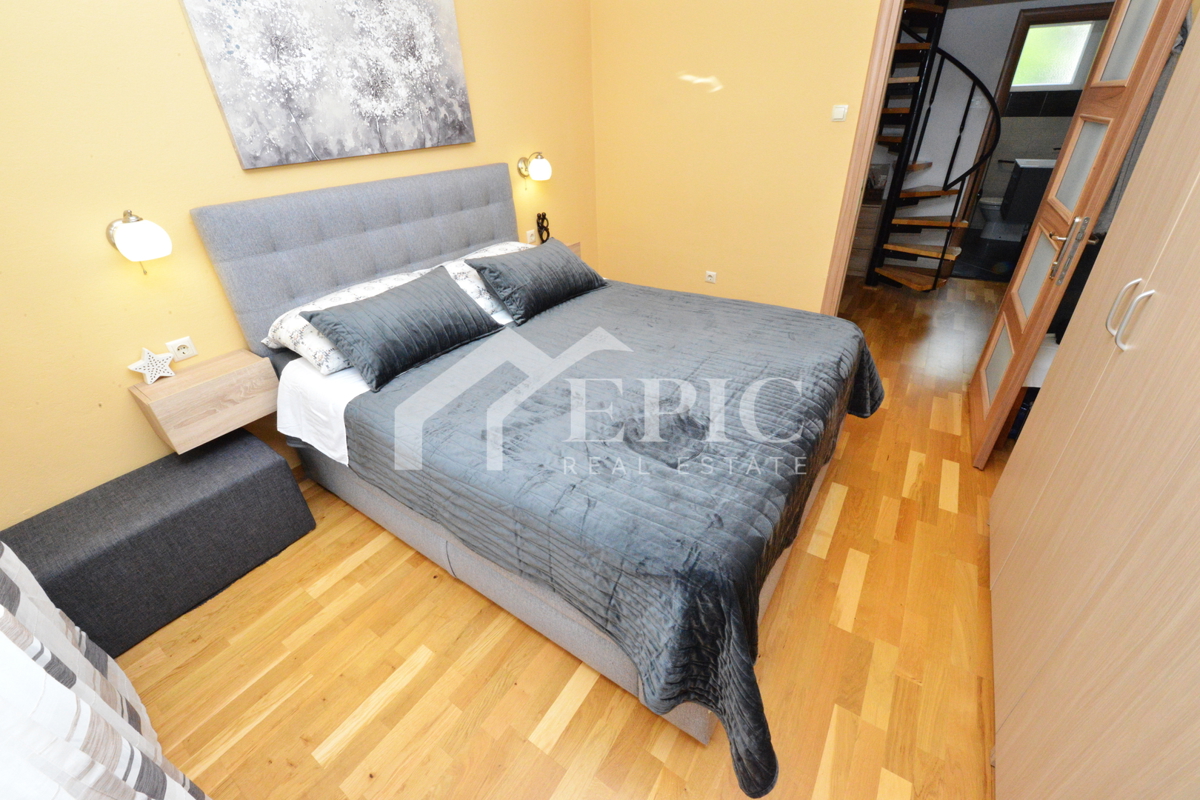 Prostorno dvonadstropno stanovanje na Kolovarah