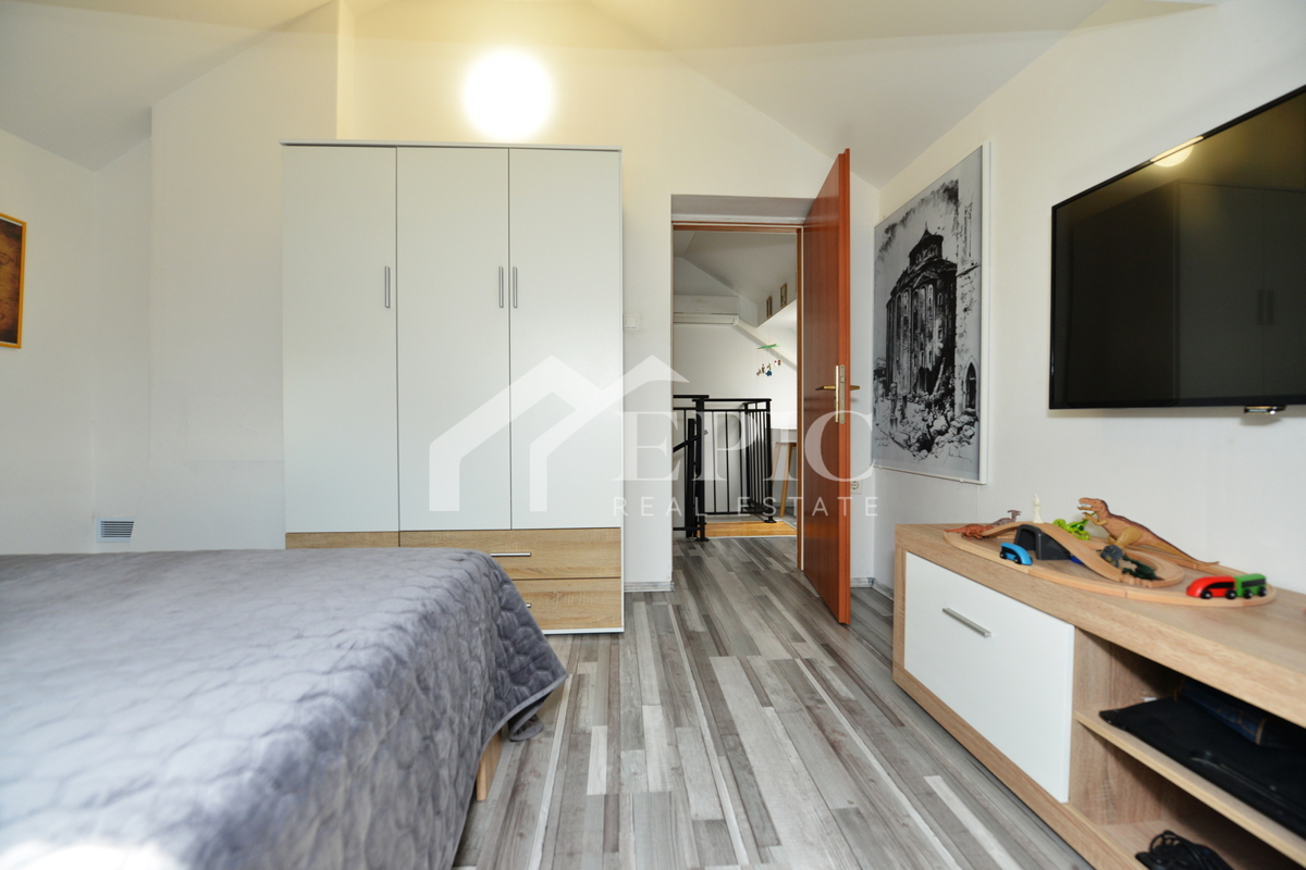 Prostorno dvonadstropno stanovanje na Kolovarah