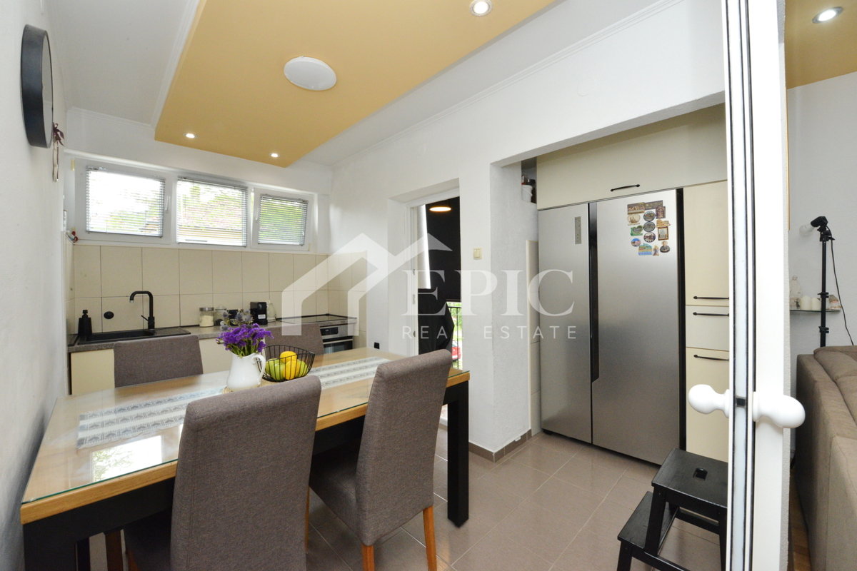 Prostorno dvonadstropno stanovanje na Kolovarah