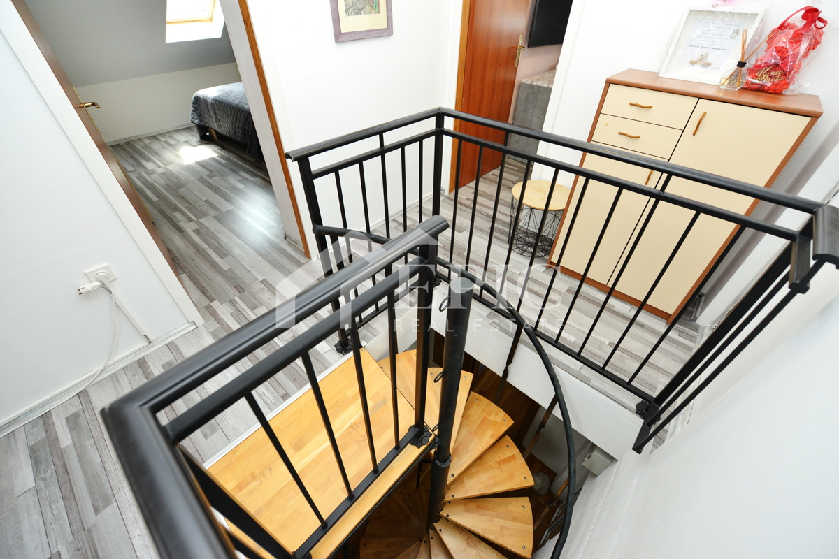 Prostorno dvonadstropno stanovanje na Kolovarah