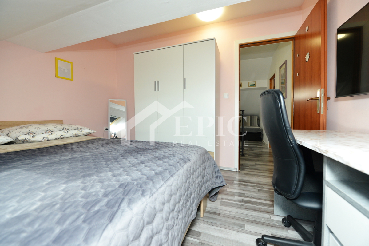 Prostorno dvonadstropno stanovanje na Kolovarah