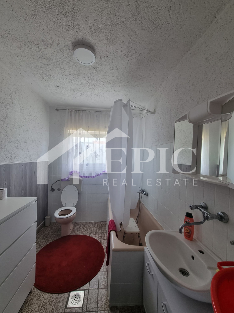 Samostojna hiša v Gračacu