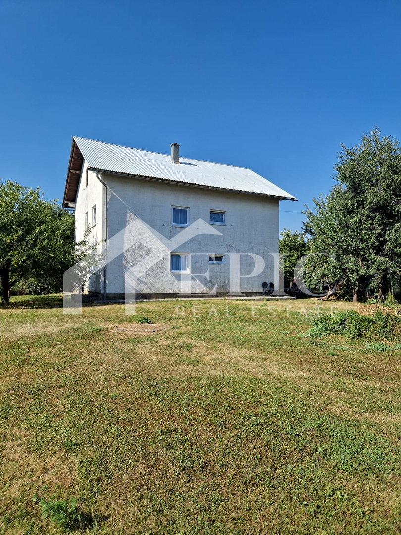 Samostojna hiša v Gračacu