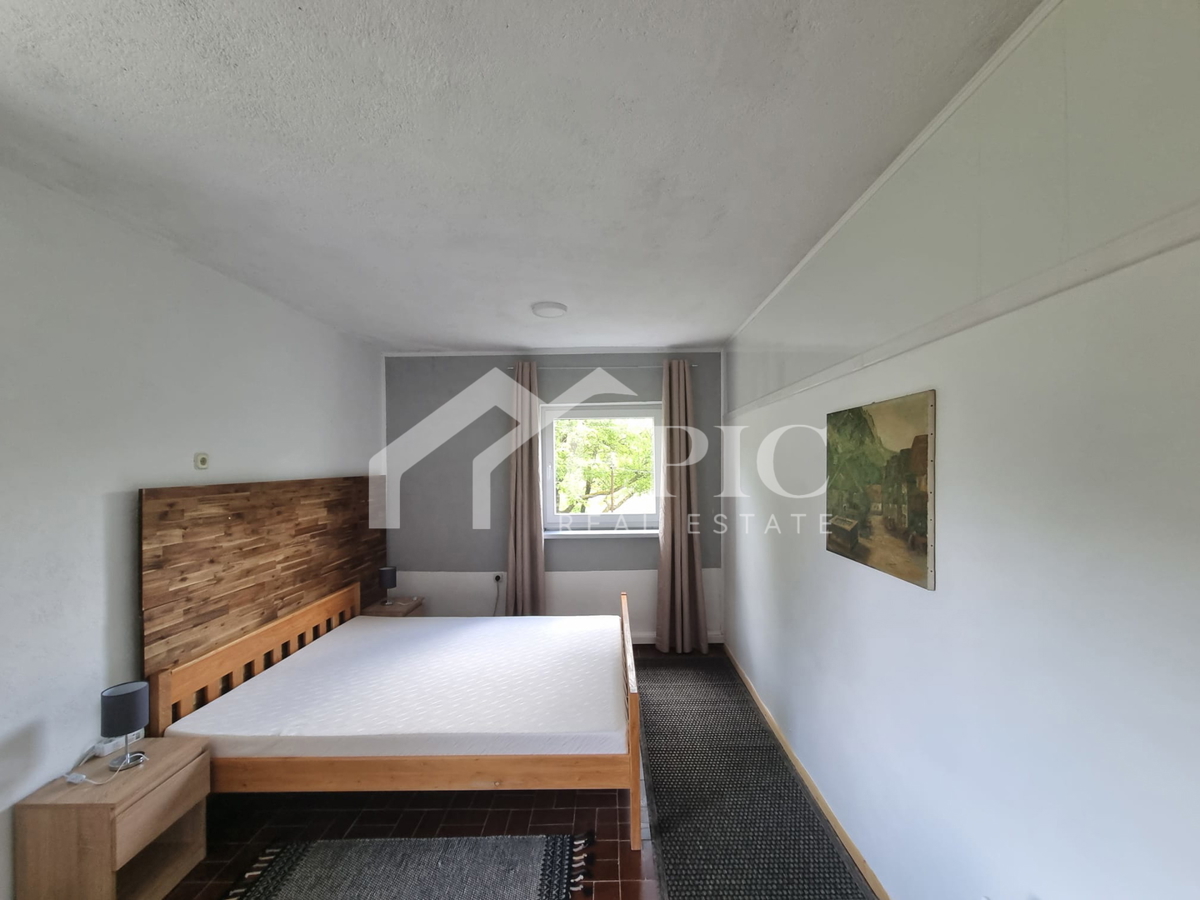 Samostojna hiša v Gračacu