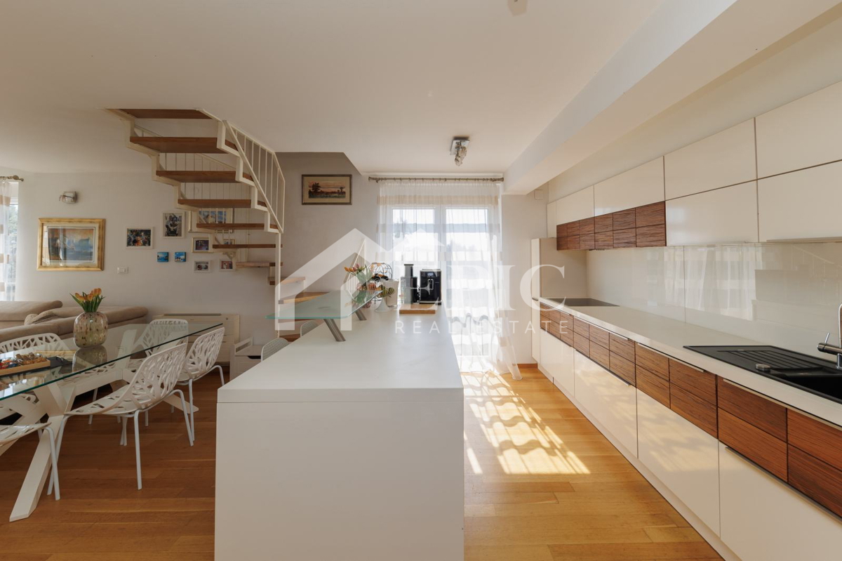 Prostorno dvonadstropno stanovanje