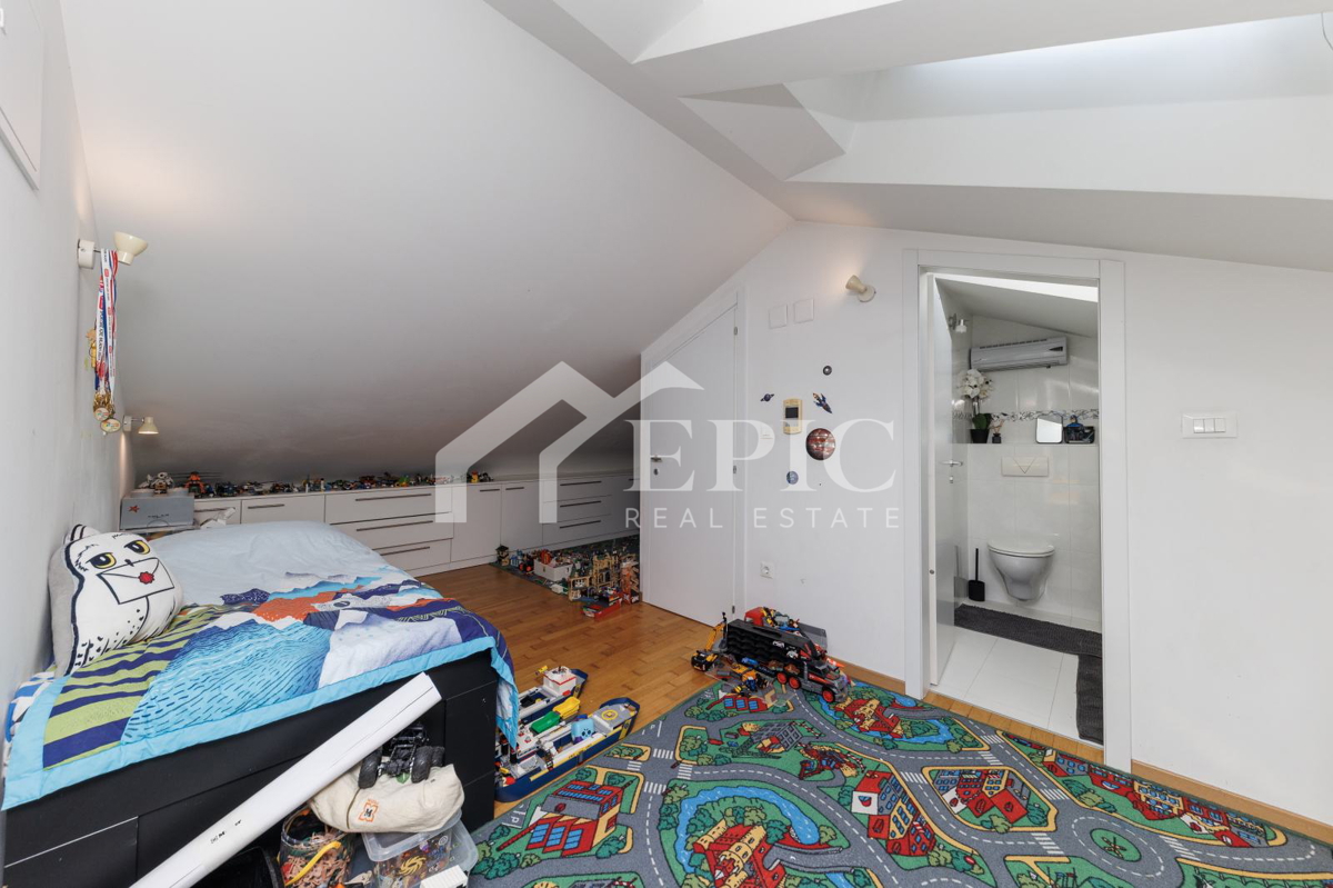 Prostorno dvonadstropno stanovanje